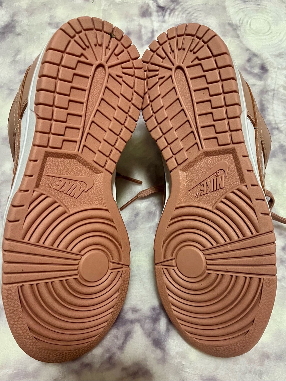 Nike Girls Low-Top Sneakers in Dusty Rose and White - Picture 6 of 6